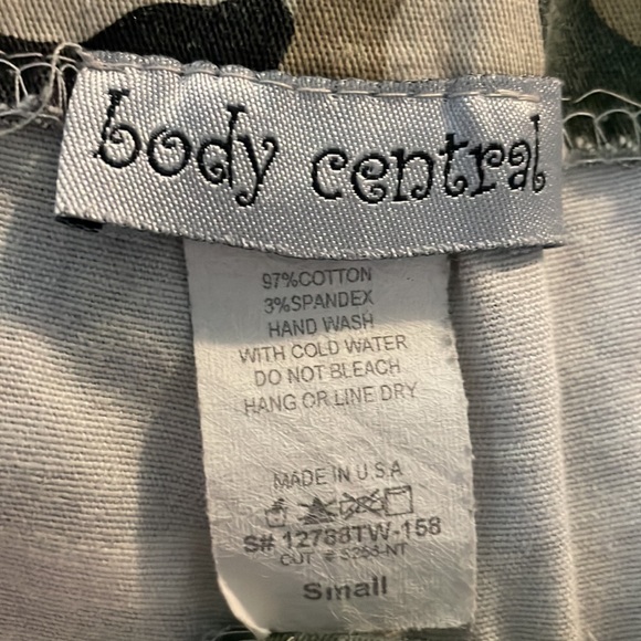🔮 3/$15!! Y2K Camouflage Body Central Super Short Shorts, Size Small - Picture 3 of 3